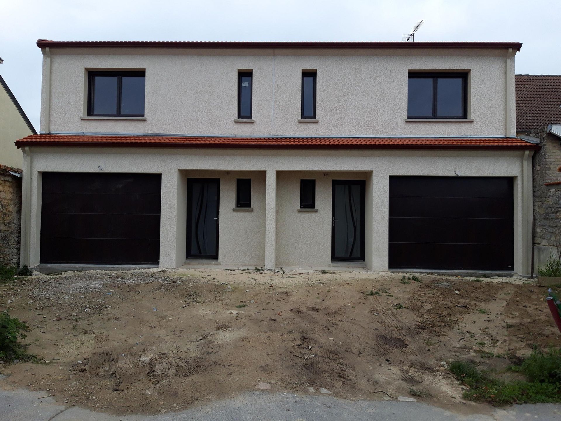 Vue de face de maisons mitoyennes