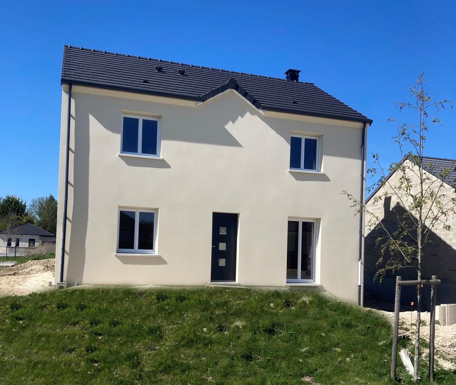 Maison à étage avec forme triangulaire du toit en milieu