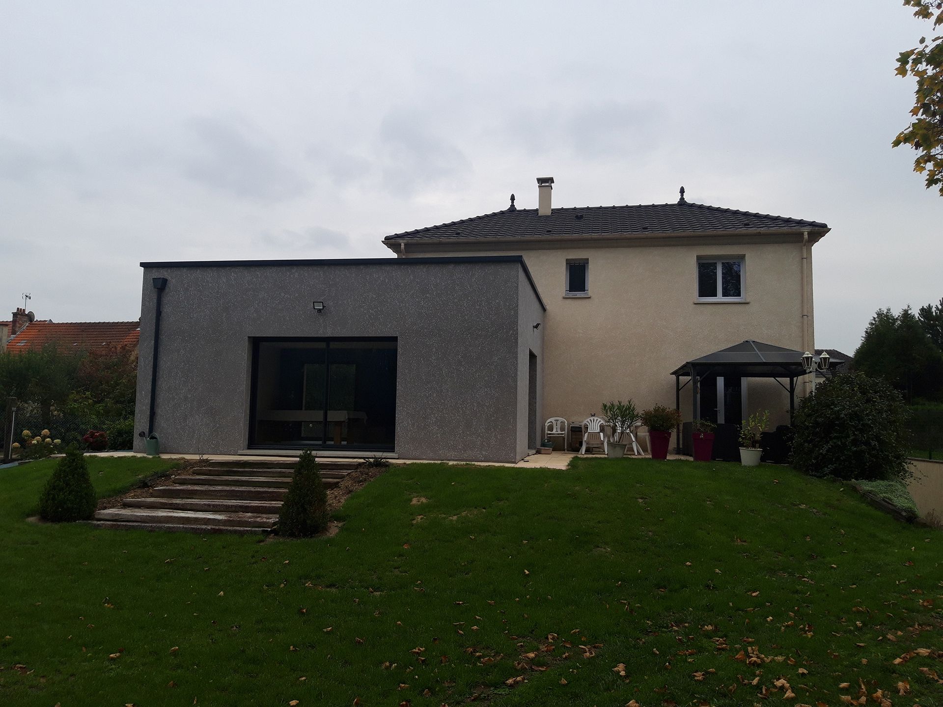 Maison à étage avec allée qui traverse le jardin