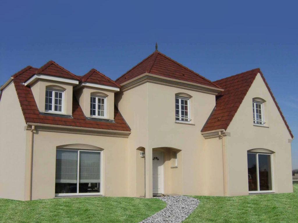 Maison à étages de face avec toit foncé et bande grise verticale en façade