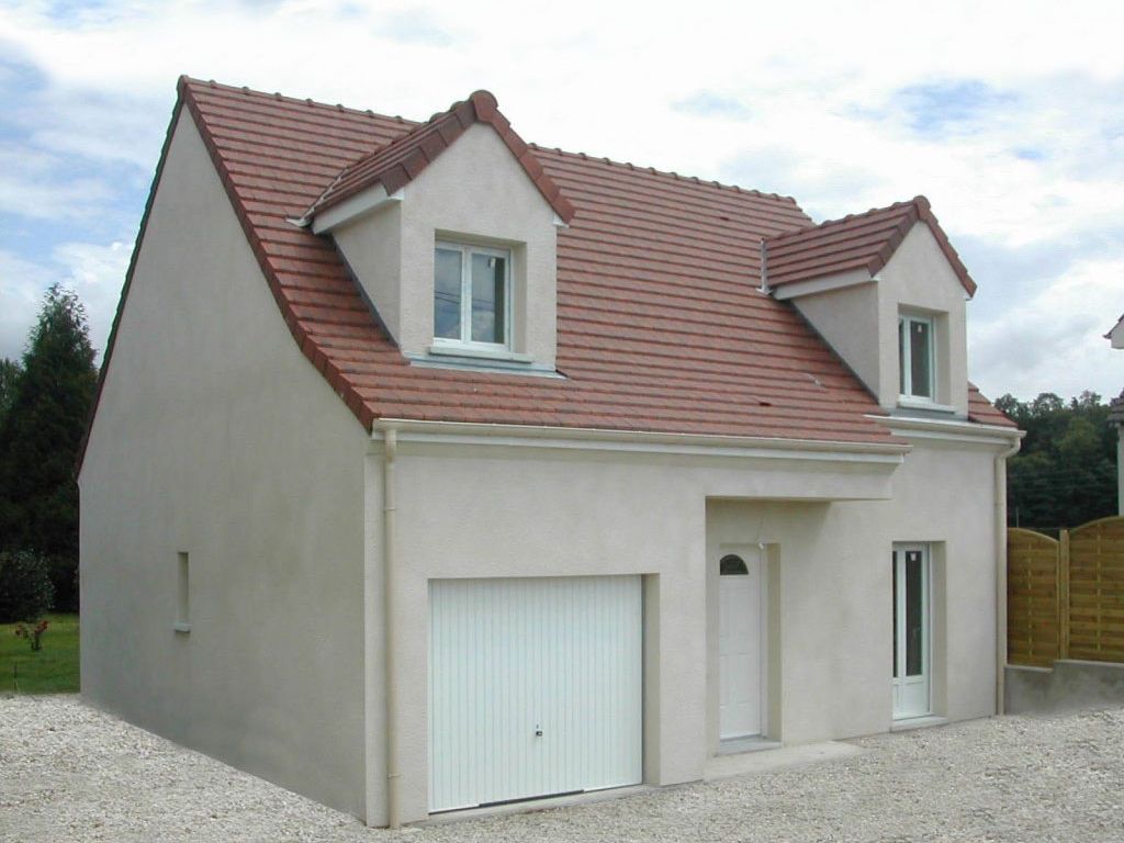 Maison à étages et toit rouge
