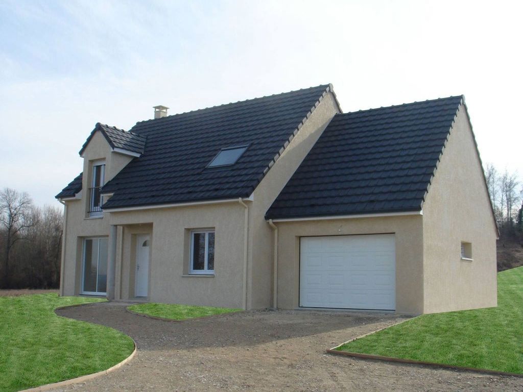 Maison à étages avec toit noir