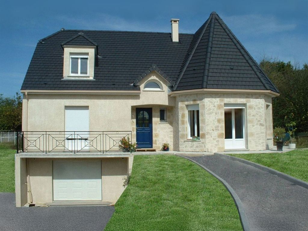 Maison beige avec un toit noir et une porte bleue ; l'allée monte à droite.