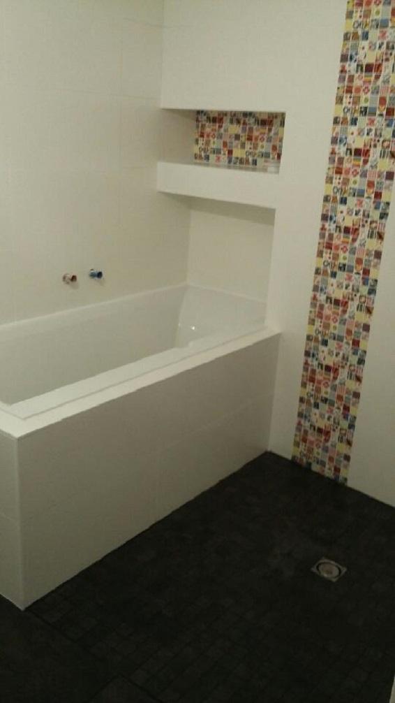 Salle de bain avec baignoire