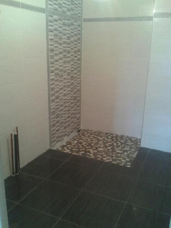 Salle de bains avec douche