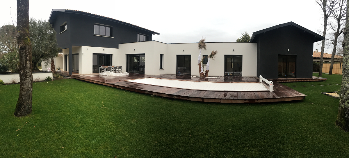 Maison neuve à la façade blanche