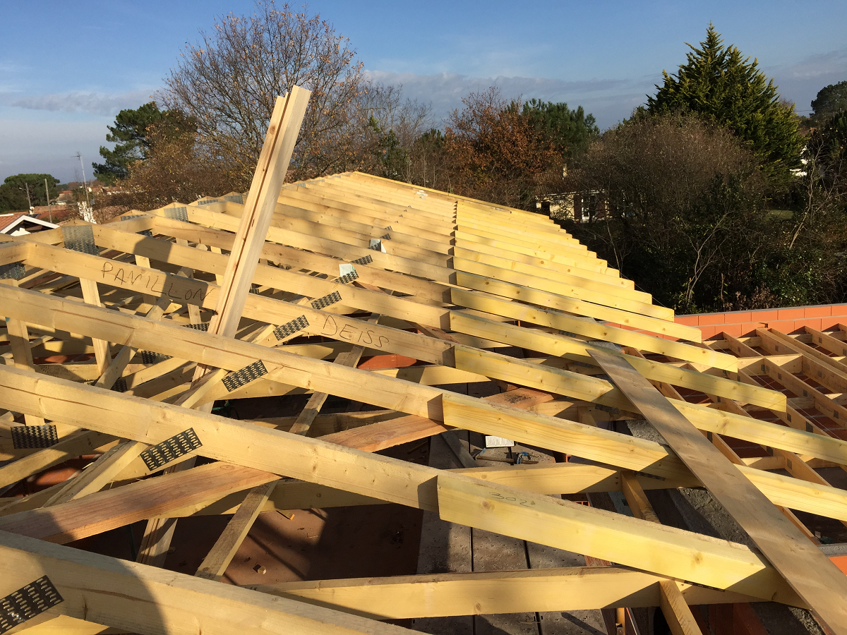 Charpente de toit en cours de réalisation 