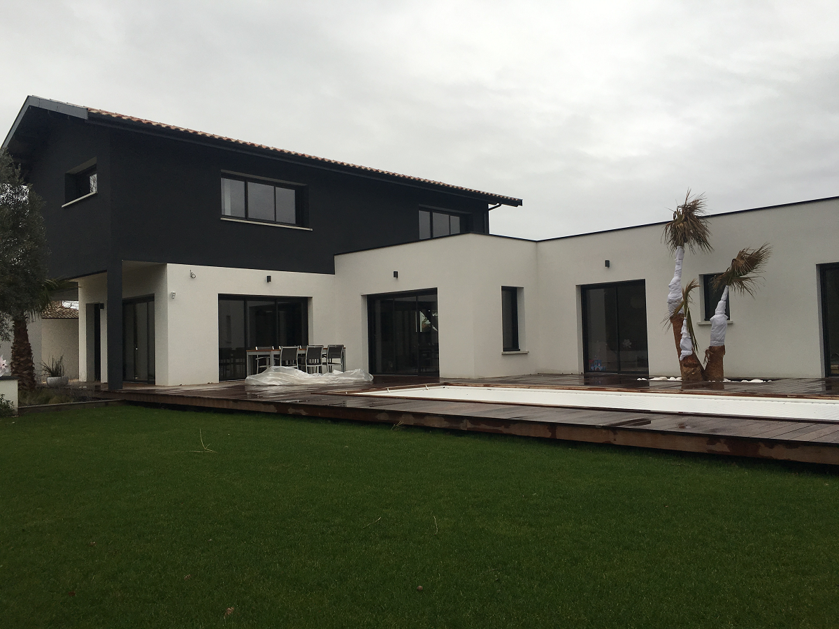 Photo d'une maison neuve à la façade blanche