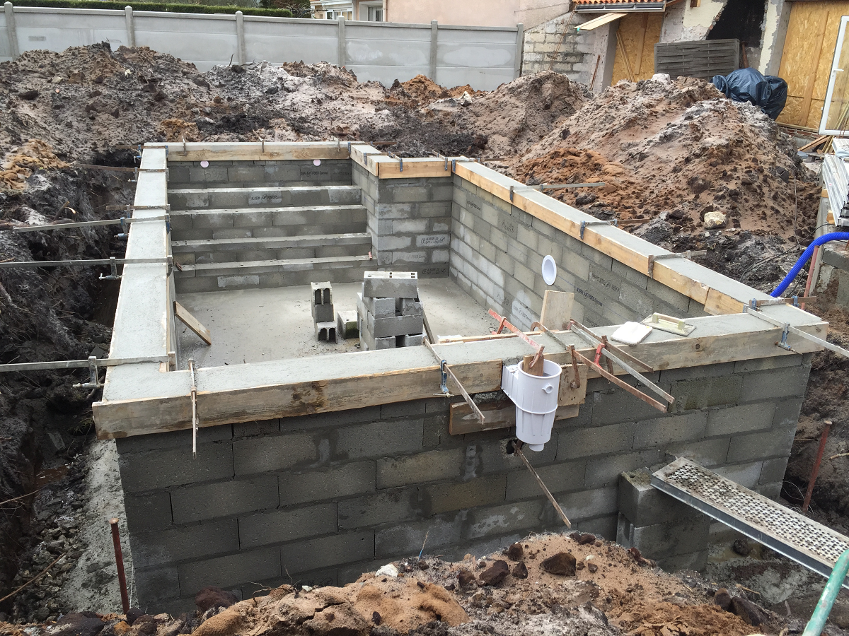 Maçonnerie en cours de montage 