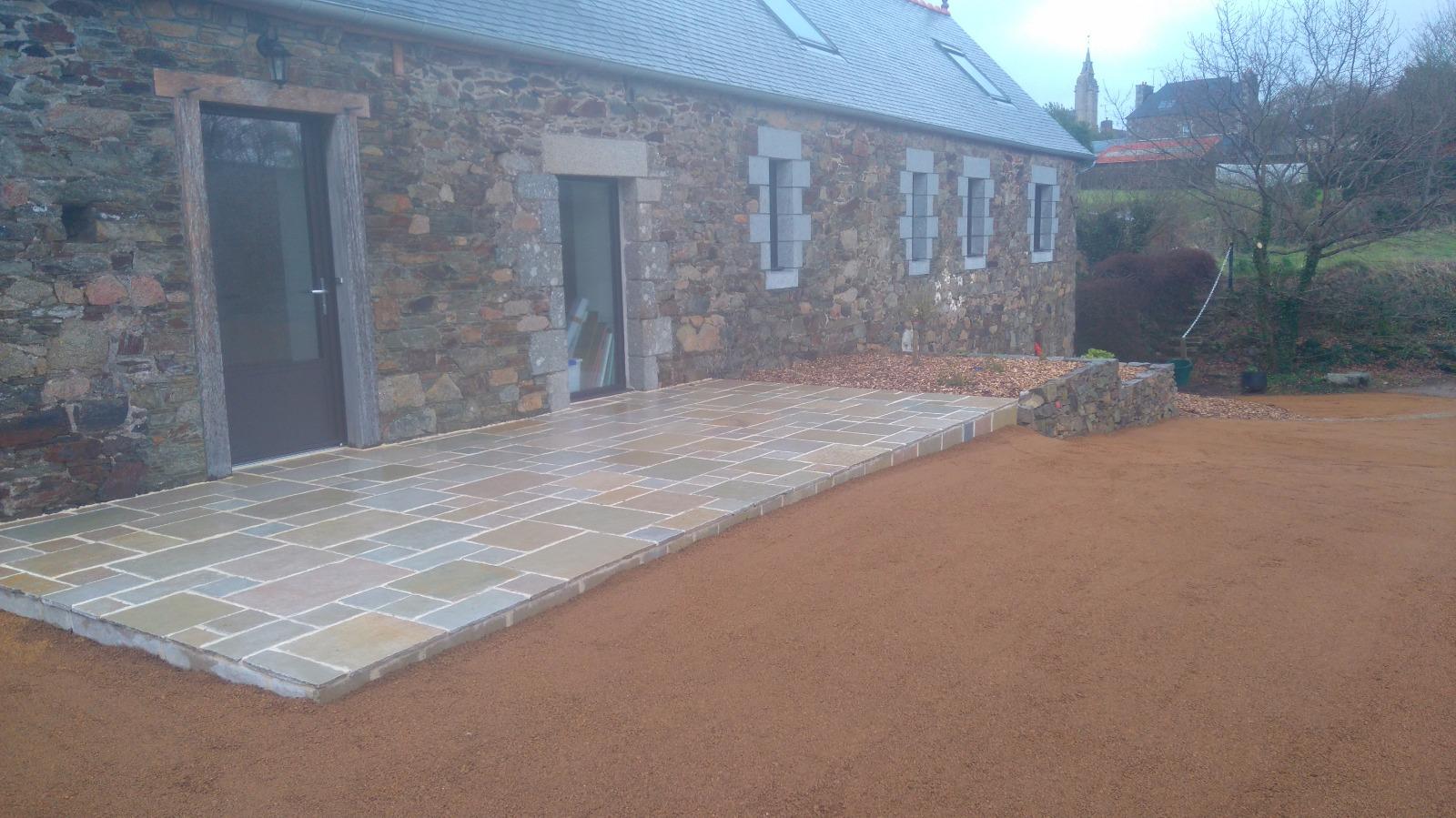 Terrasse en pierre d'orient et cours en grou