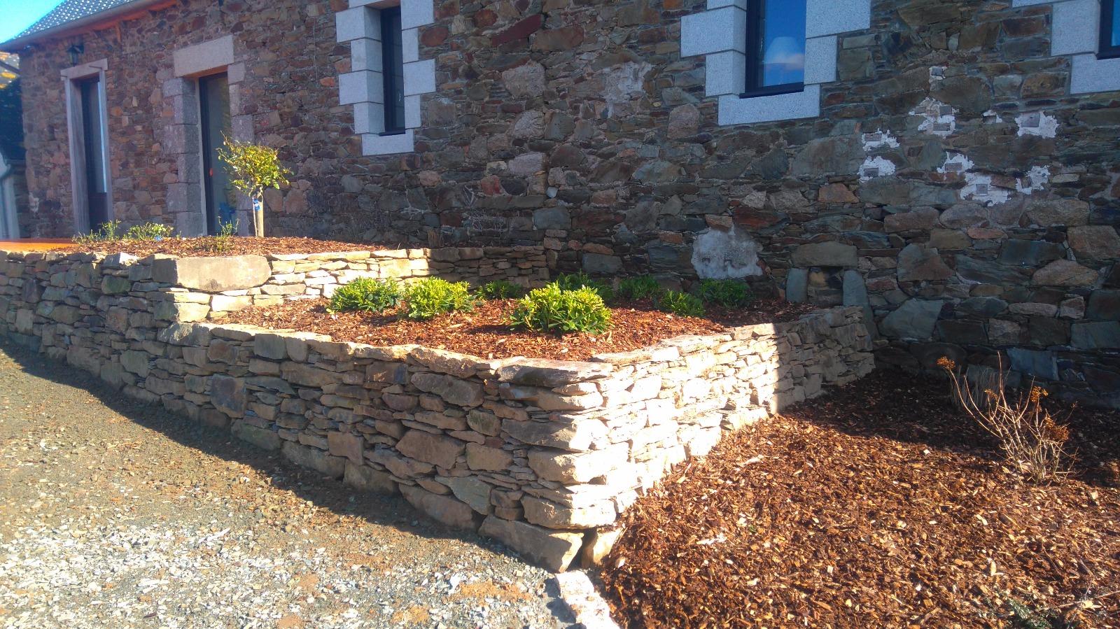 jardinière végétale en pierre sèche