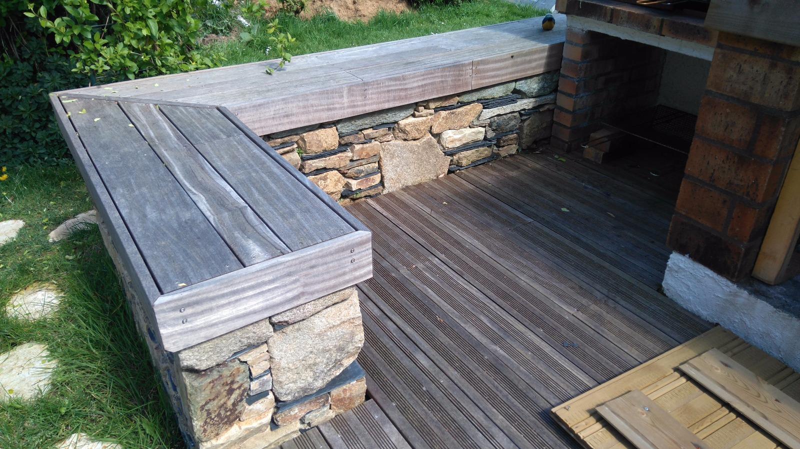 aménagemebt d'une terrasse et d'un banc autour d'un barbecue