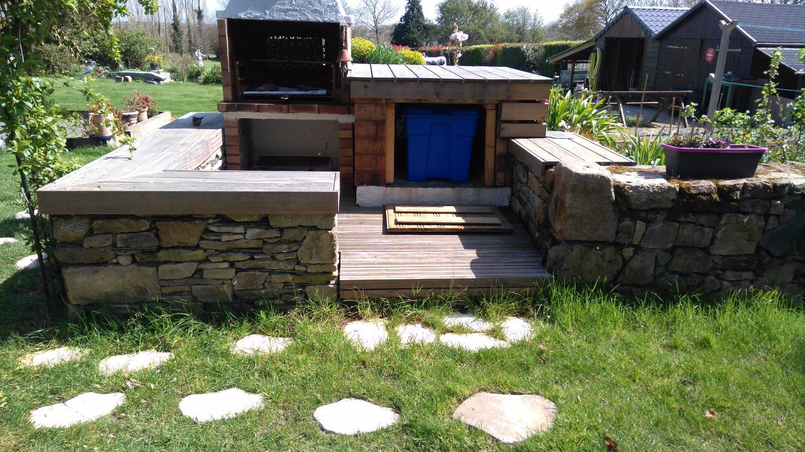 aménagemebt d'une terrasse et d'un banc autour d'un barbecue