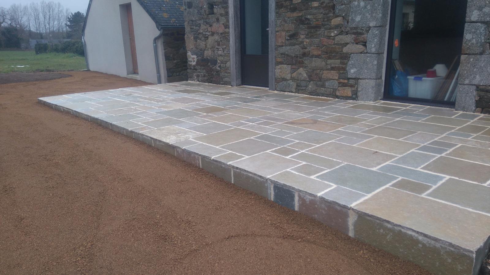 Terrasse en pierre d'orient et cours en grou