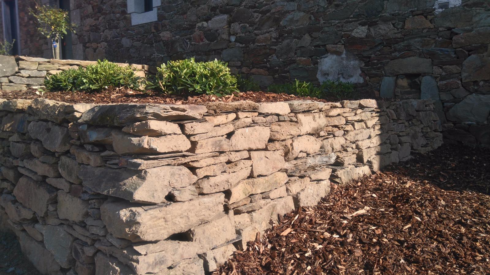 jardinière végétale en pierre sèche