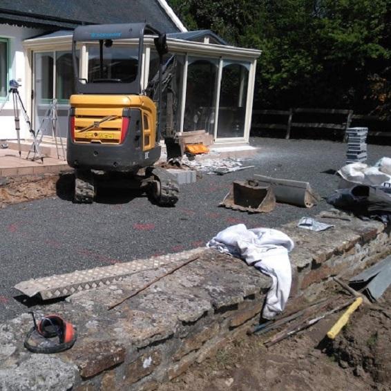 Création d'un bassin avec une belle terrasse en pierre