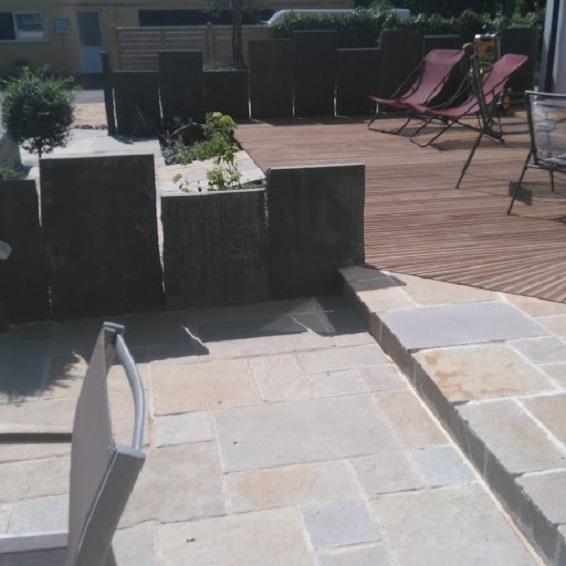 Réaménagement d'une terrasse avec coin repas et coin détente