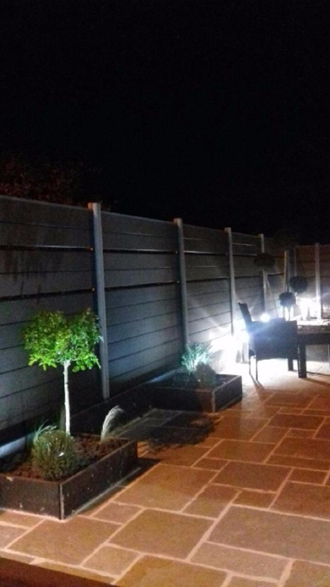 Une terrasse éclairée permet de prolonger et réchauffe nos belles soirées bretonnes