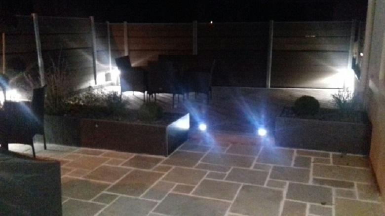 Une terrasse éclairée permet de prolonger et réchauffe nos belles soirées bretonnes