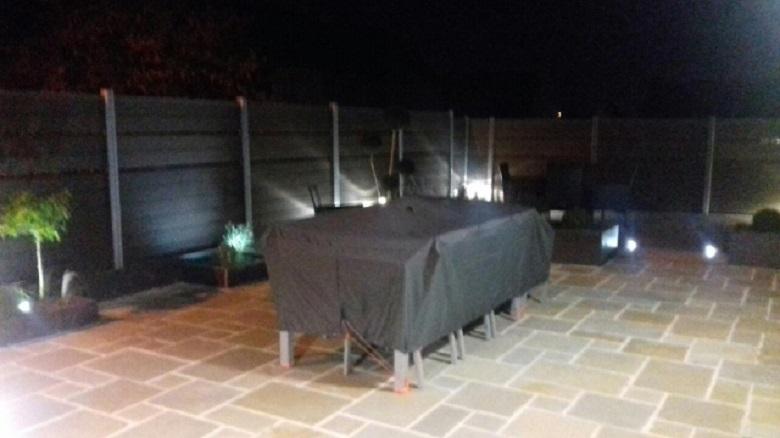 Une terrasse éclairée permet de prolonger et réchauffe nos belles soirées bretonnes