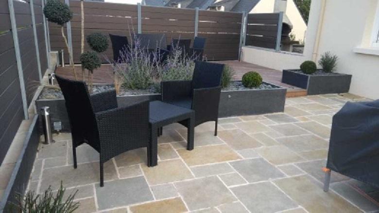 Réaménagement d'une terrasse avec coin repas et coin détente