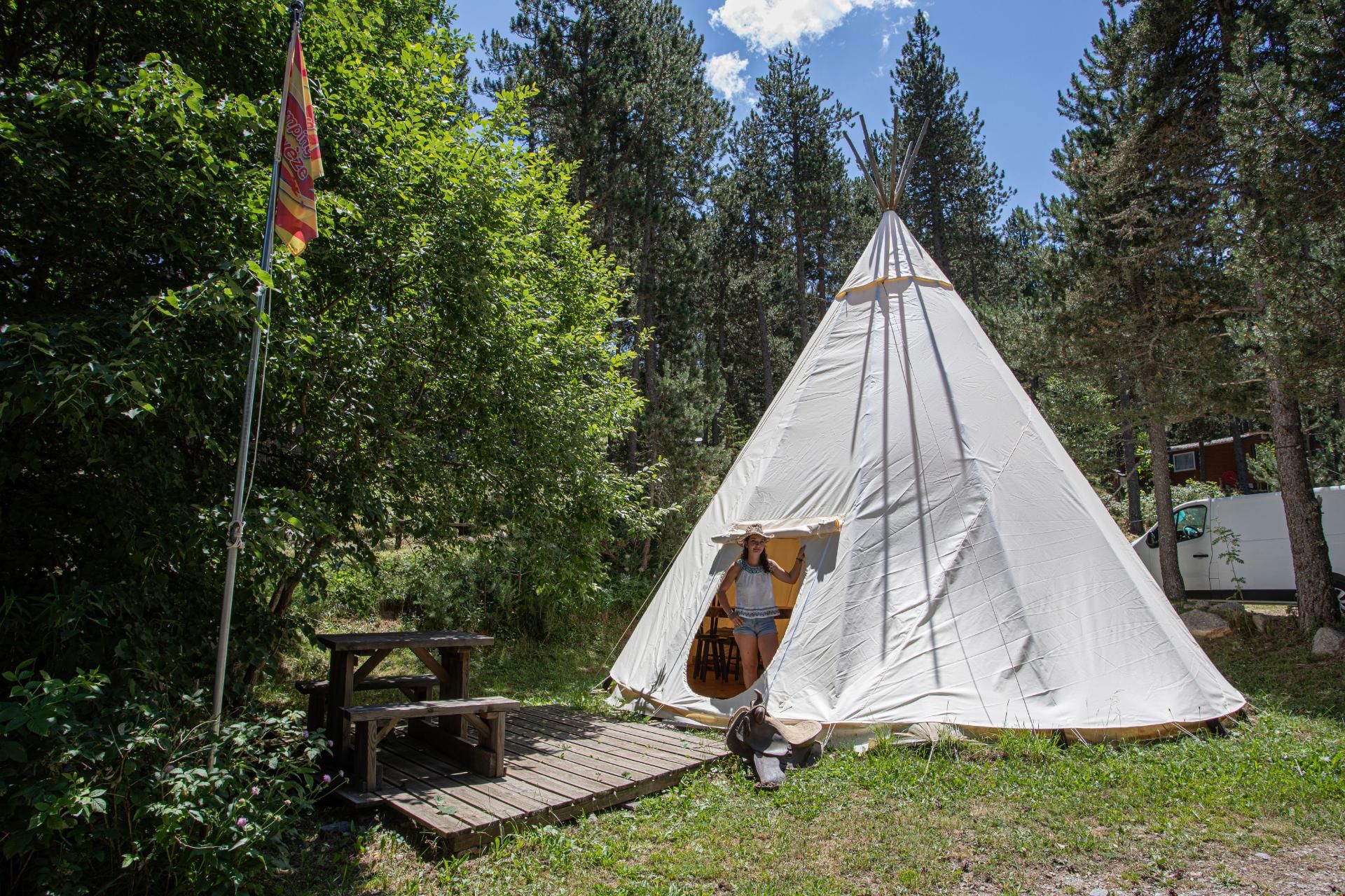 Un tipi sous la neige