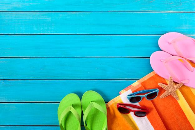 summer-beach-background-with-flip-flops_1101-292