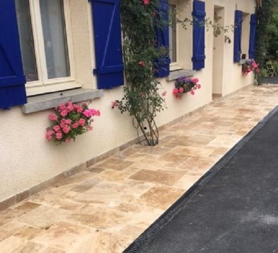 Pose de dallage autour d'une maison suite à une opération de drainage