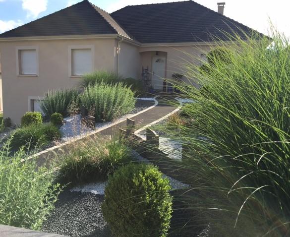 Aménagement extérieur avec massifs