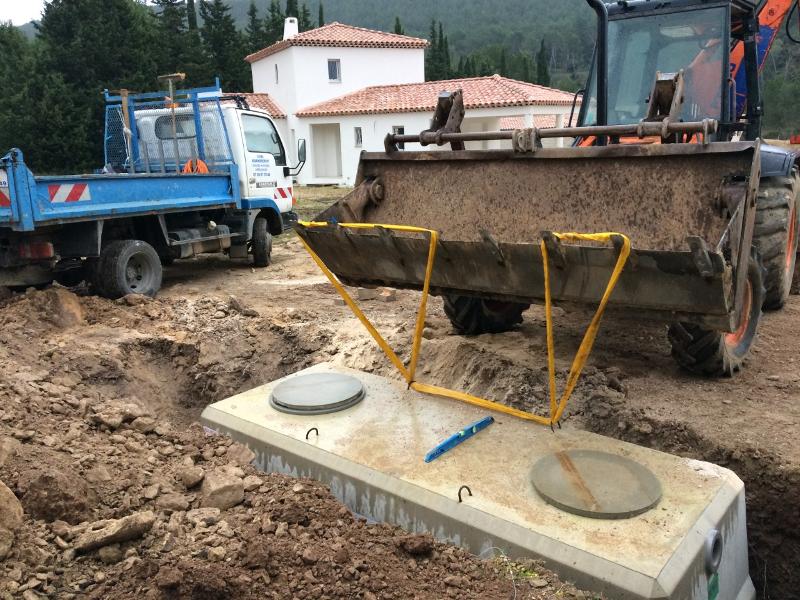 CUGES ASSAINISSEMENT à Cuges les Pins - Pose d'une fosse béton