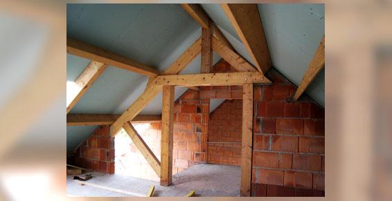 Vue de la charpente sous panneau isolant