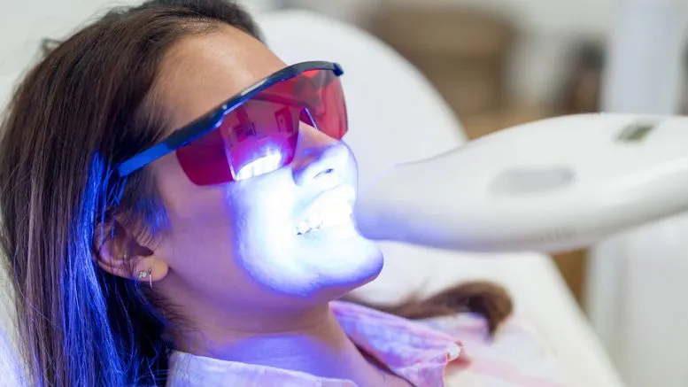 Kundin mit weißen Zähnen dank Tweny'z Beauty Empire