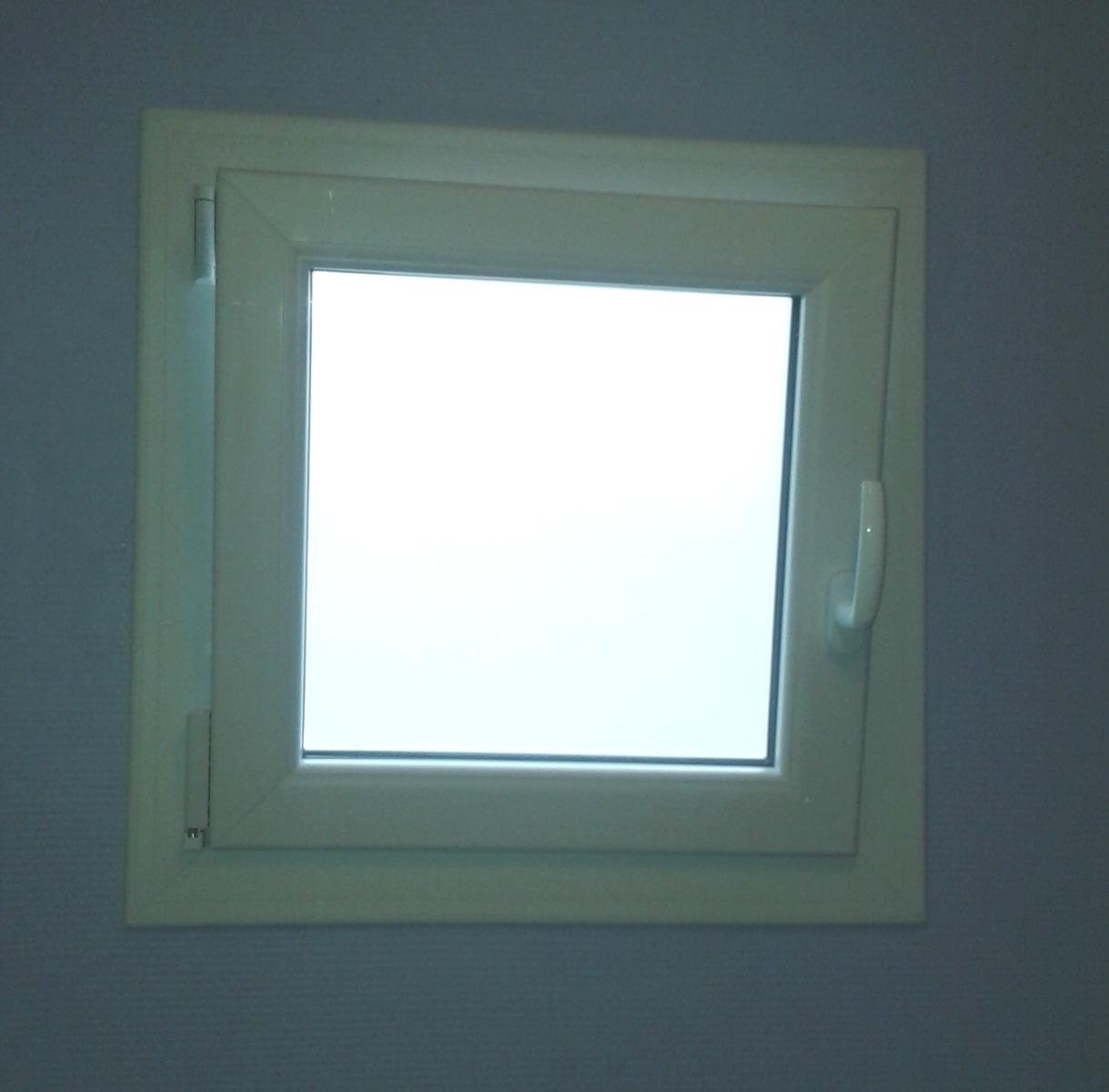 Fenêtre carrée en PVC entrouverte