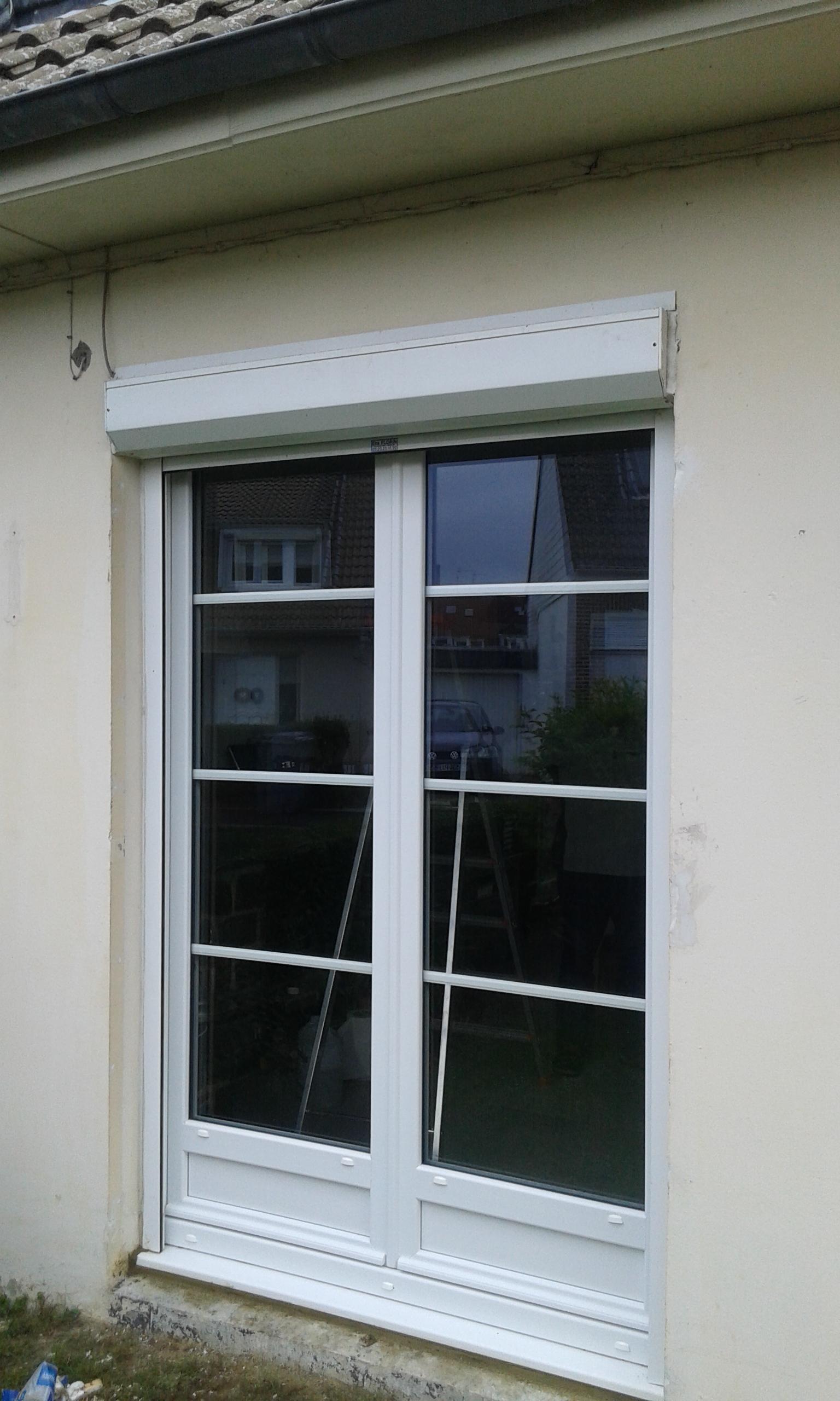 Porte-fenêtre à carreaux avec bloc de volet roulant