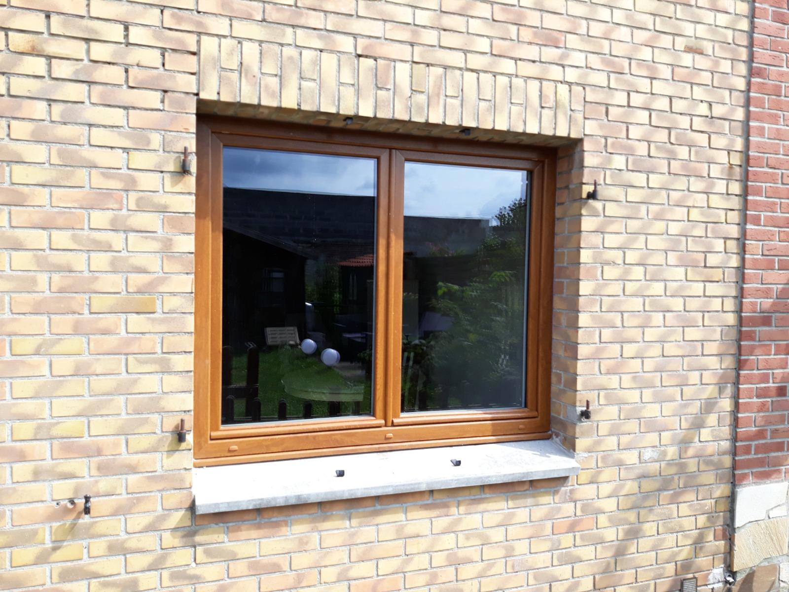 Châssis de fenêtre en PVC chêne doré