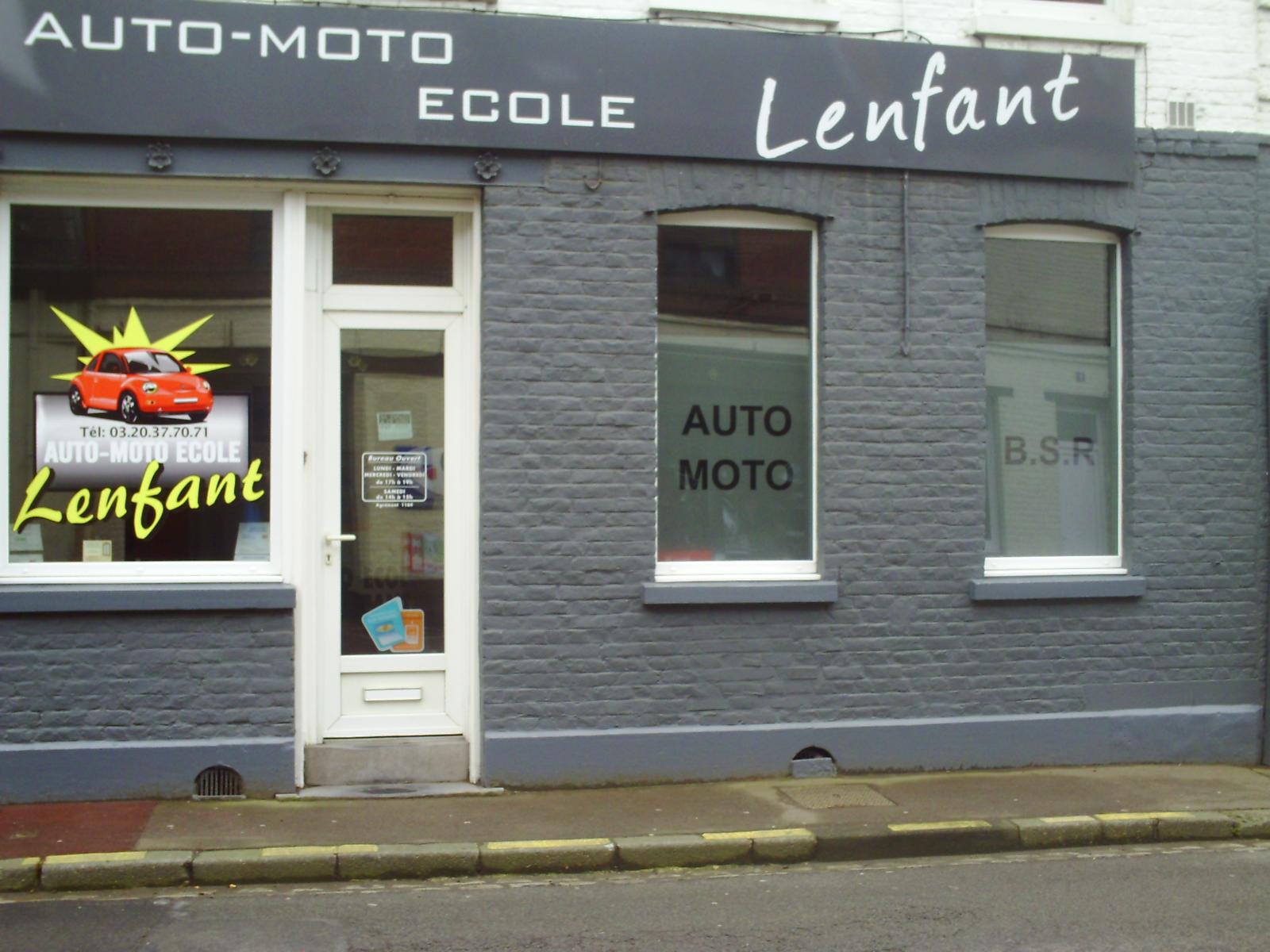 Porte-fenêtre de magasin avec imposte