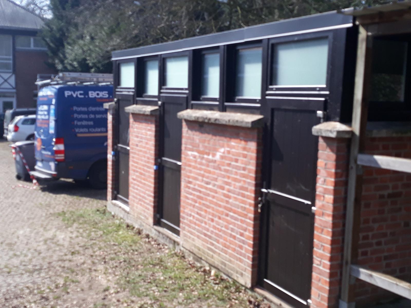 Petite dépendance en brique avec menuiseries noires