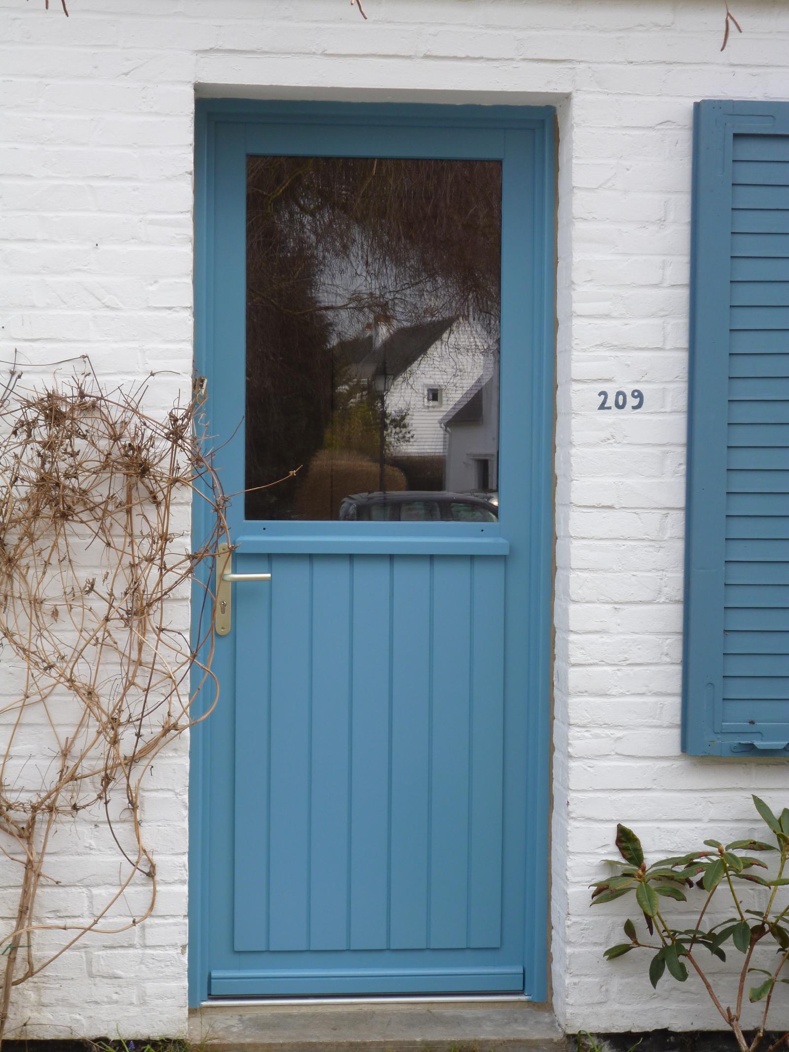 Porte bleue en bois