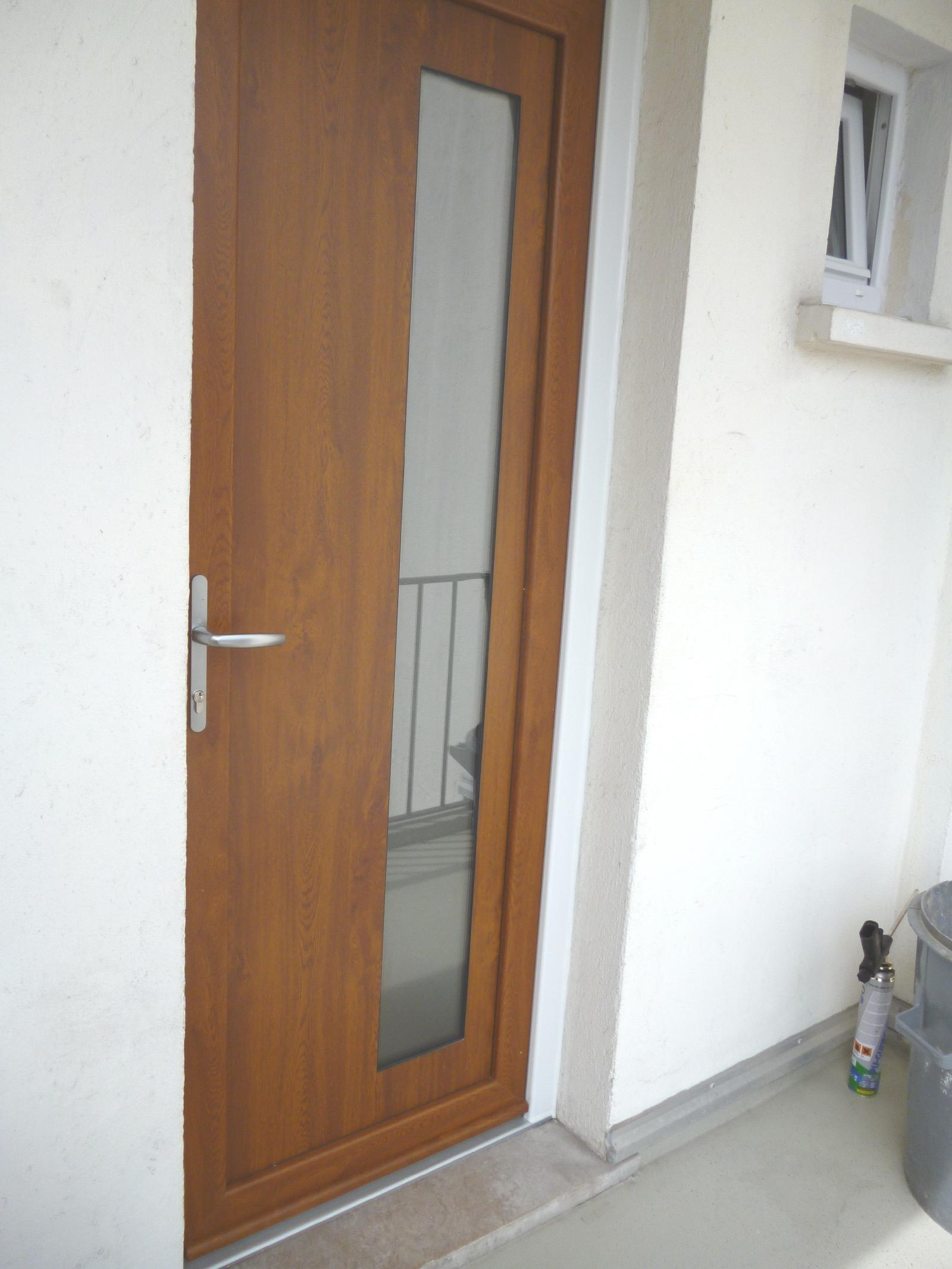 Porte d'entrée vitrée imitation bois