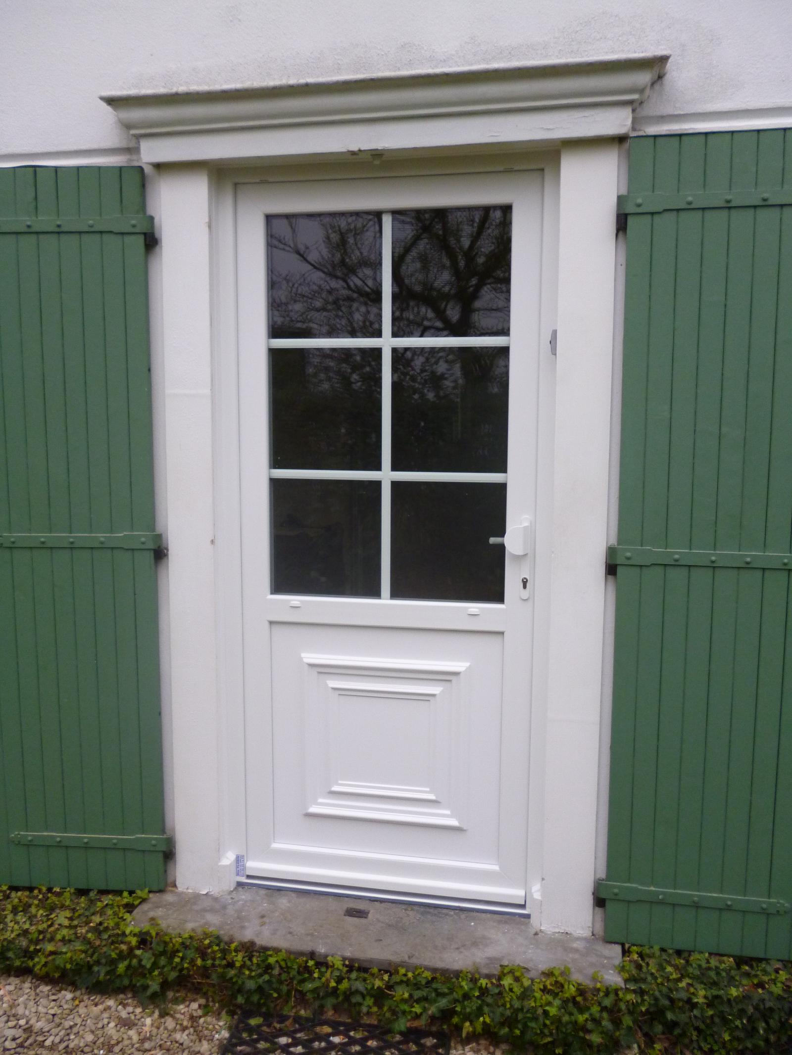 Porte entrée vitrée blanche et volets verts