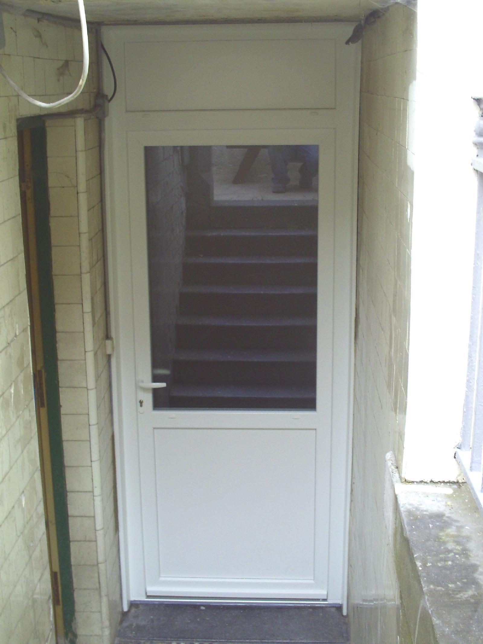 Porte vitrée blanche avec vitre dépolie