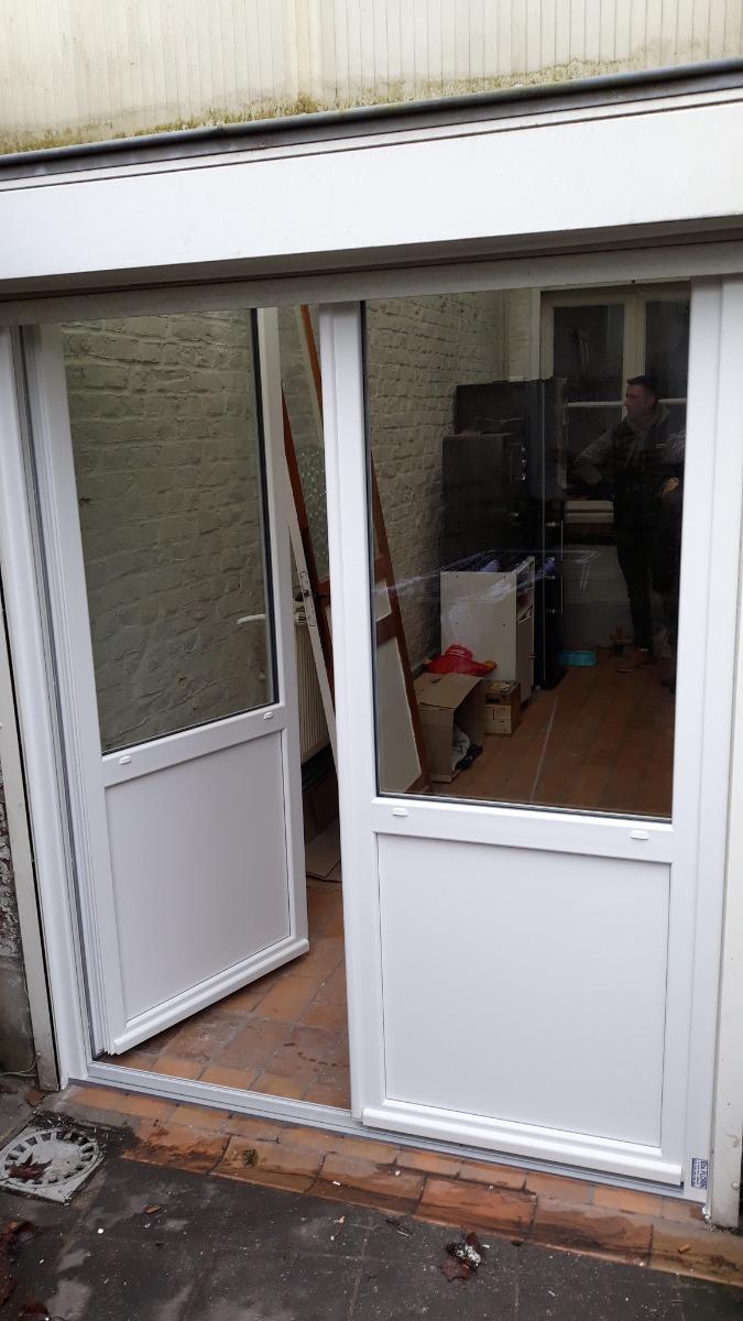 Porte de service à deux vantaux entrouverte