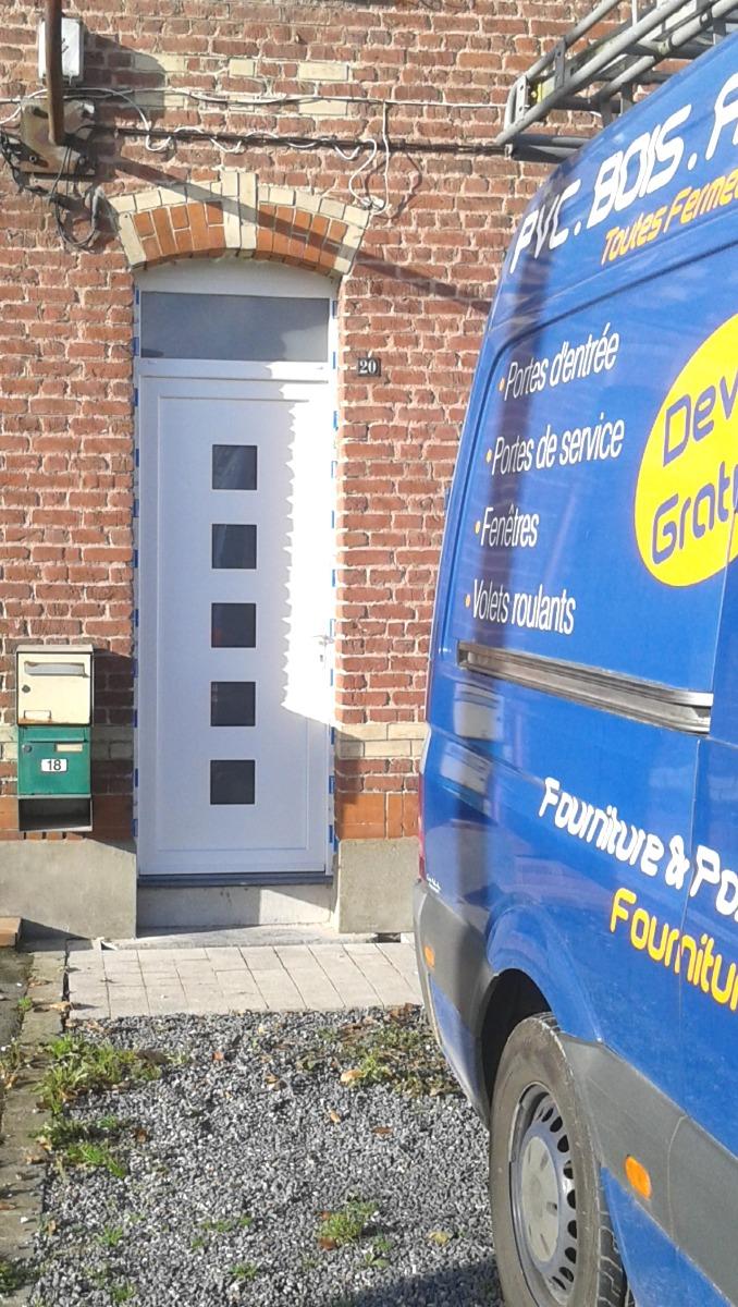 Ports d'entrée PVC blanche avec imposte et véhicule professionnel