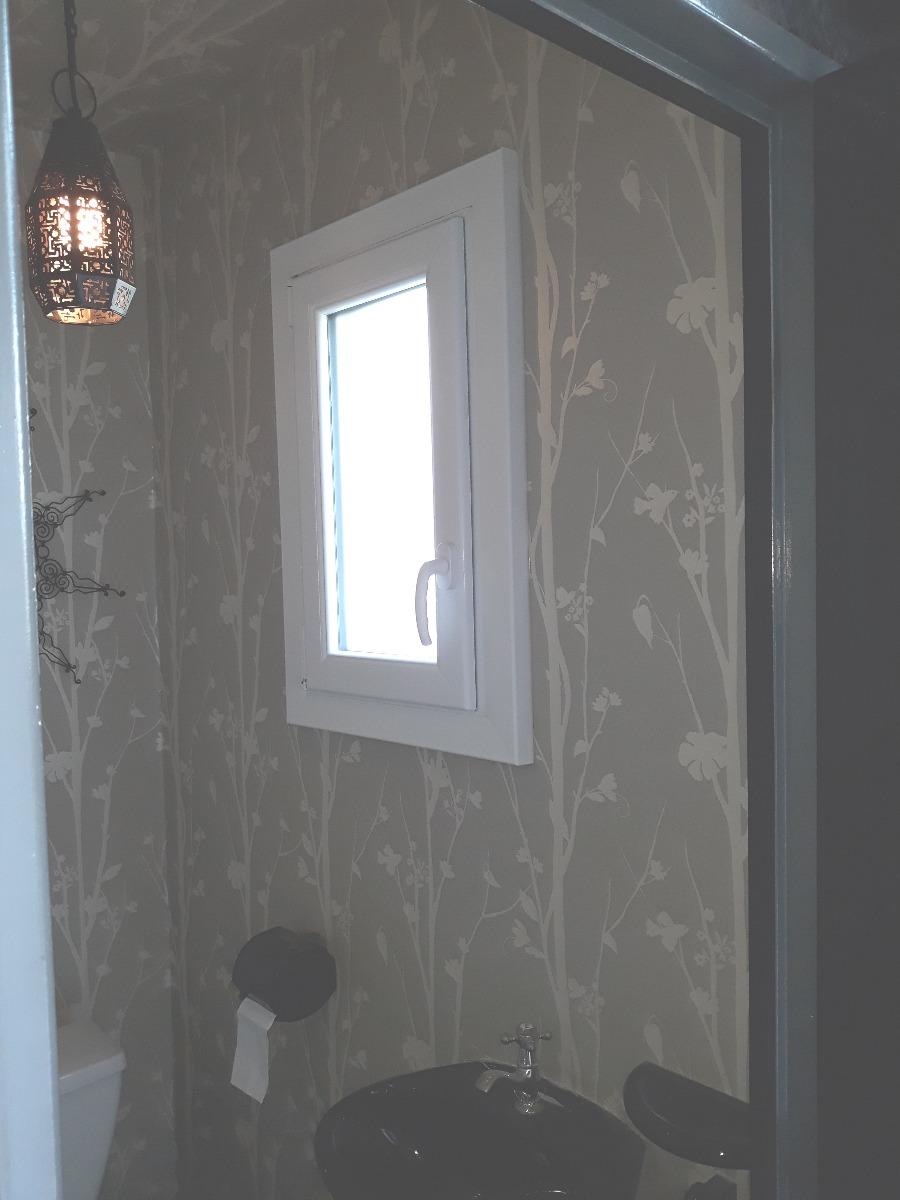 Salle de bain avec fenêtre en PVC blanc