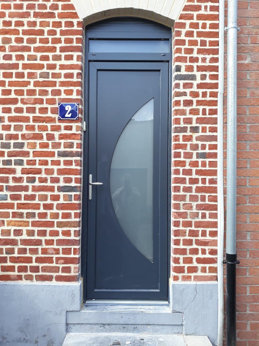 Porte en aluminium anthracite et vitre en forme de virgule