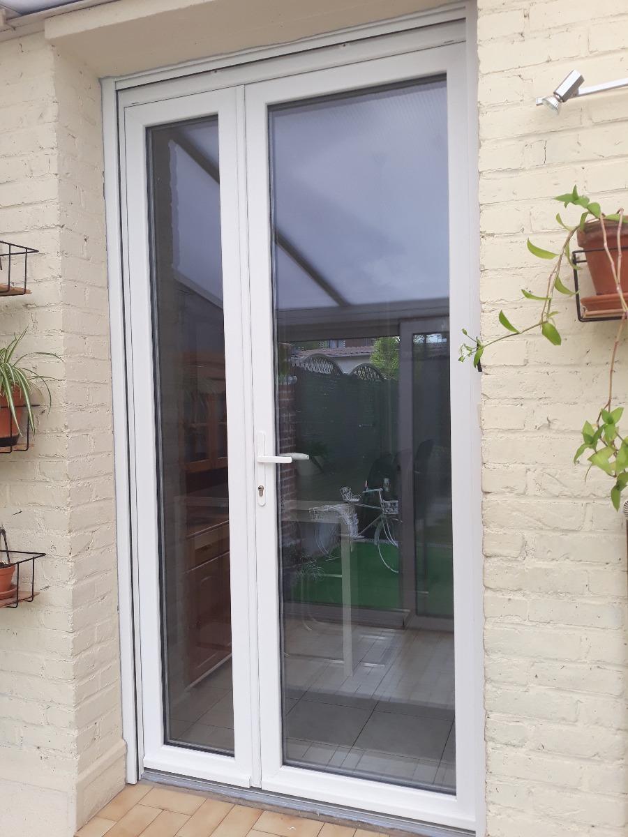 Porte de service 1/3.2/3 vu de l'extérieur