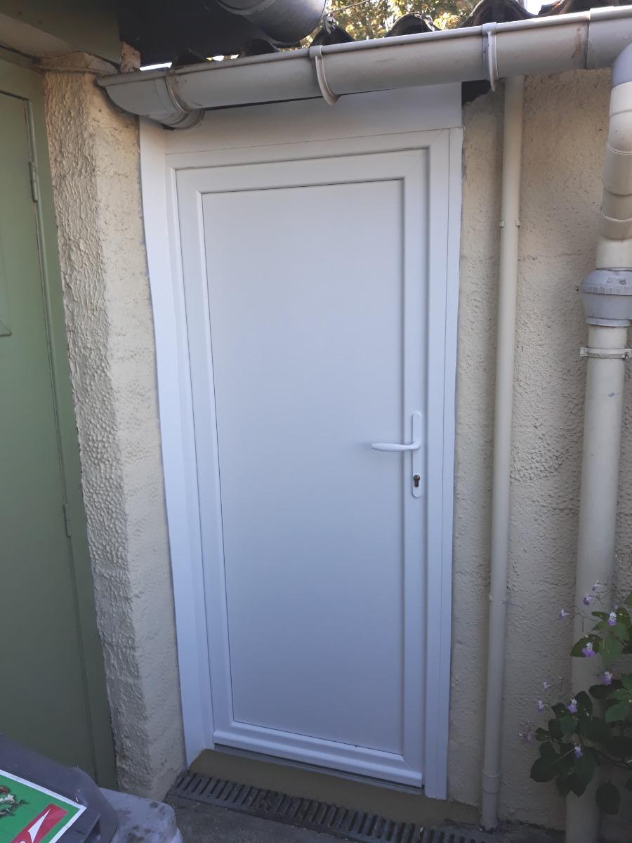 Porte de service pleine de couleur blanche