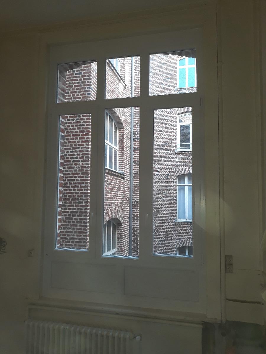 Châssis PVC blanc cintré