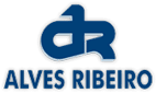 O logotipo de alves ribeiro é azul e branco.
