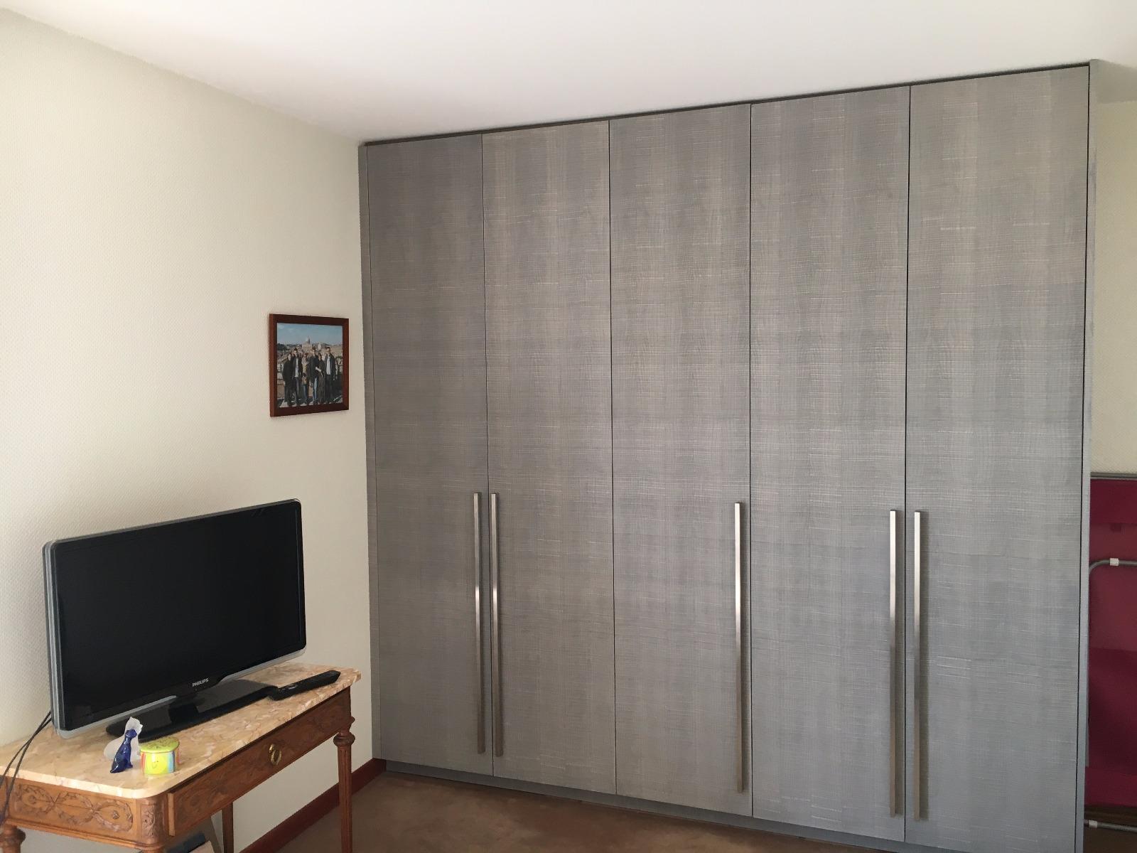 placard porte battante façade replaquée frêne effet scié (2)